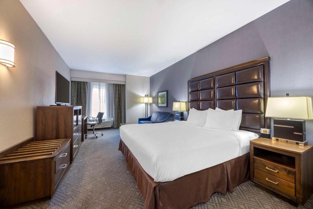 Postel nebo postele na pokoji v ubytování Best Western Plus Northwind Inn & Suites