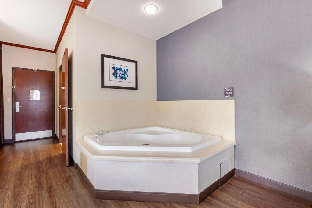 Postel nebo postele na pokoji v ubytování Best Western Plus Northwind Inn & Suites