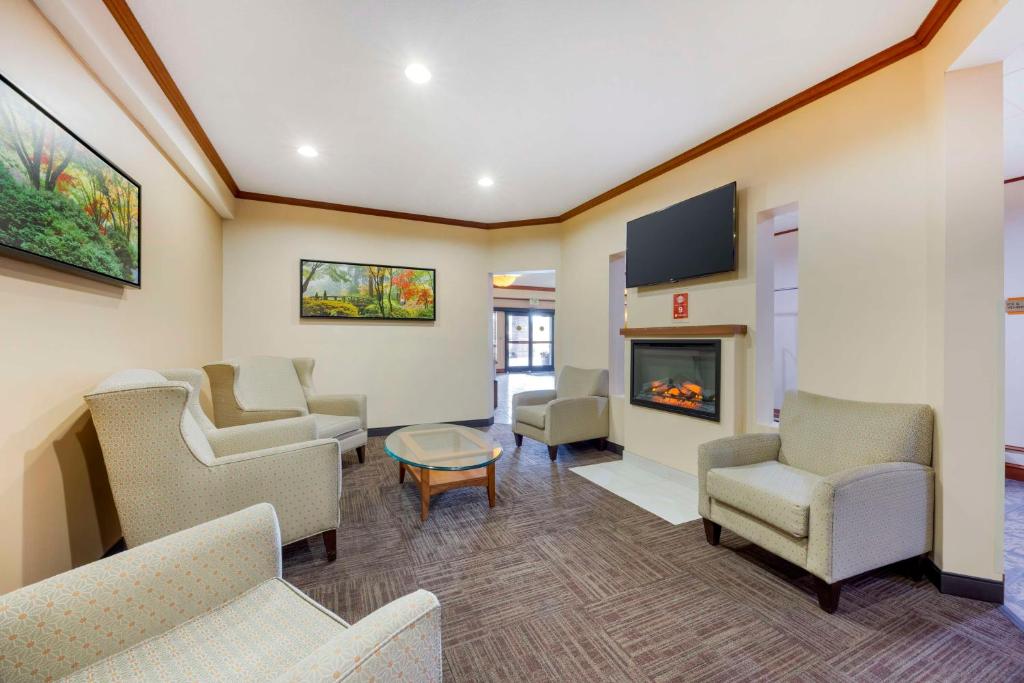 TV a/nebo společenská místnost v ubytování Best Western Plus Northwind Inn & Suites