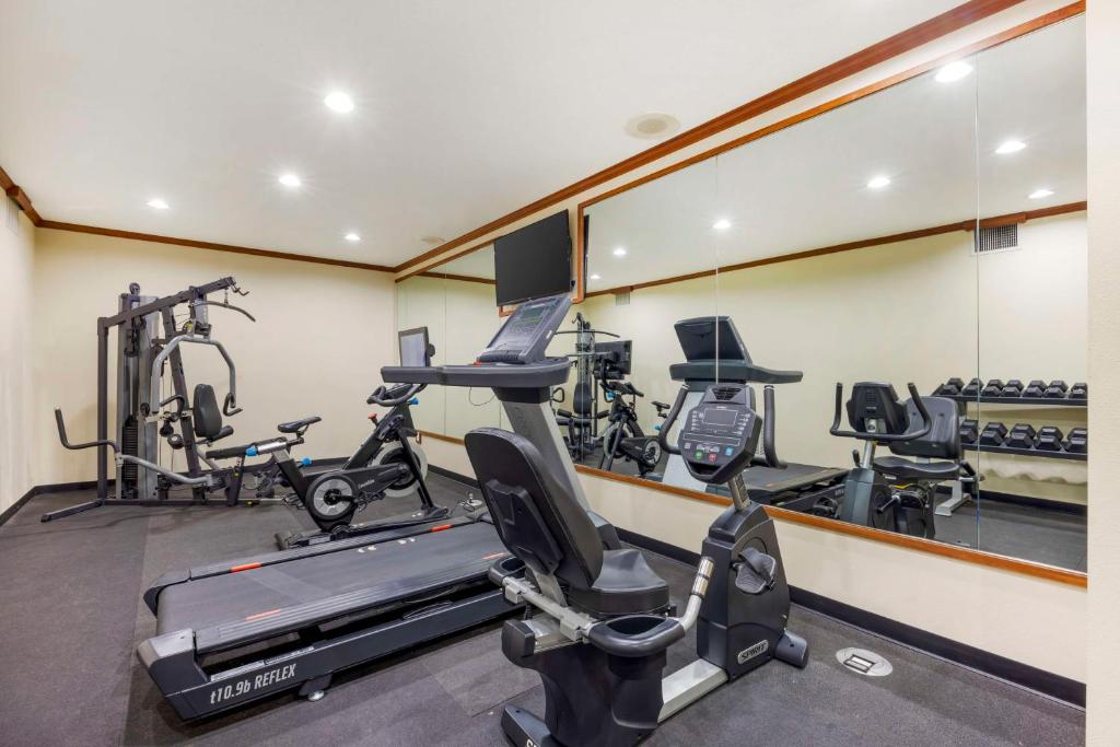 Fitness centrum a/nebo fitness zařízení v ubytování Best Western Plus Northwind Inn & Suites