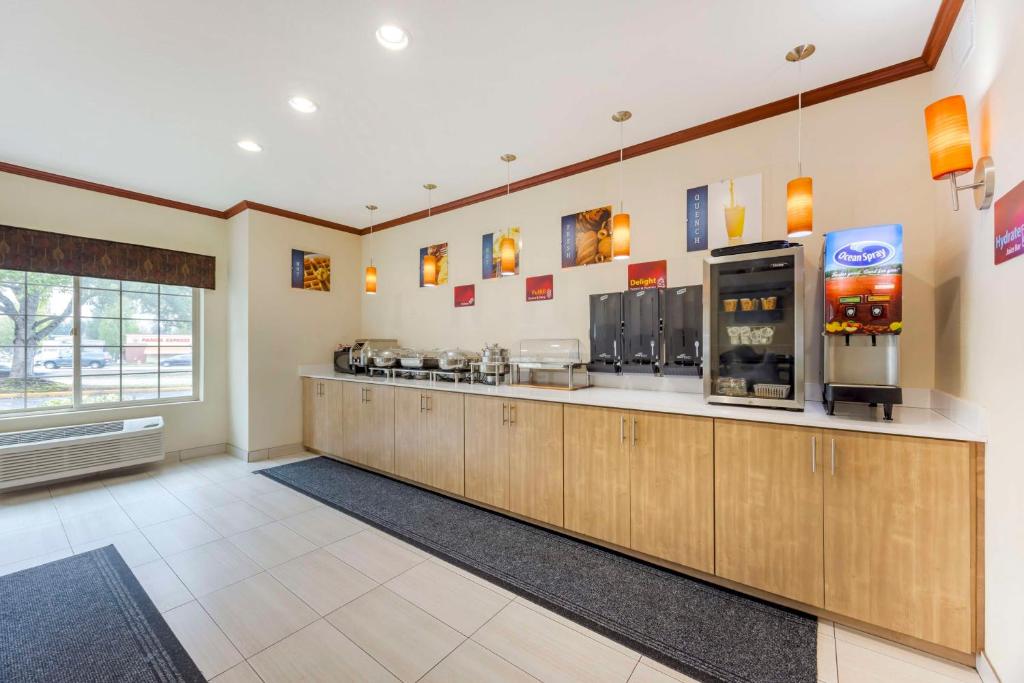 Kuchyň nebo kuchyňský kout v ubytování Best Western Plus Northwind Inn & Suites