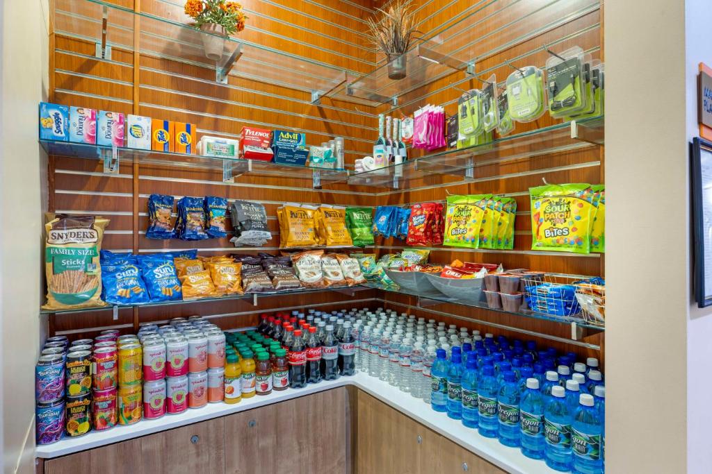 Supermarket nebo jiné obchody v  hotelu nebo okolí