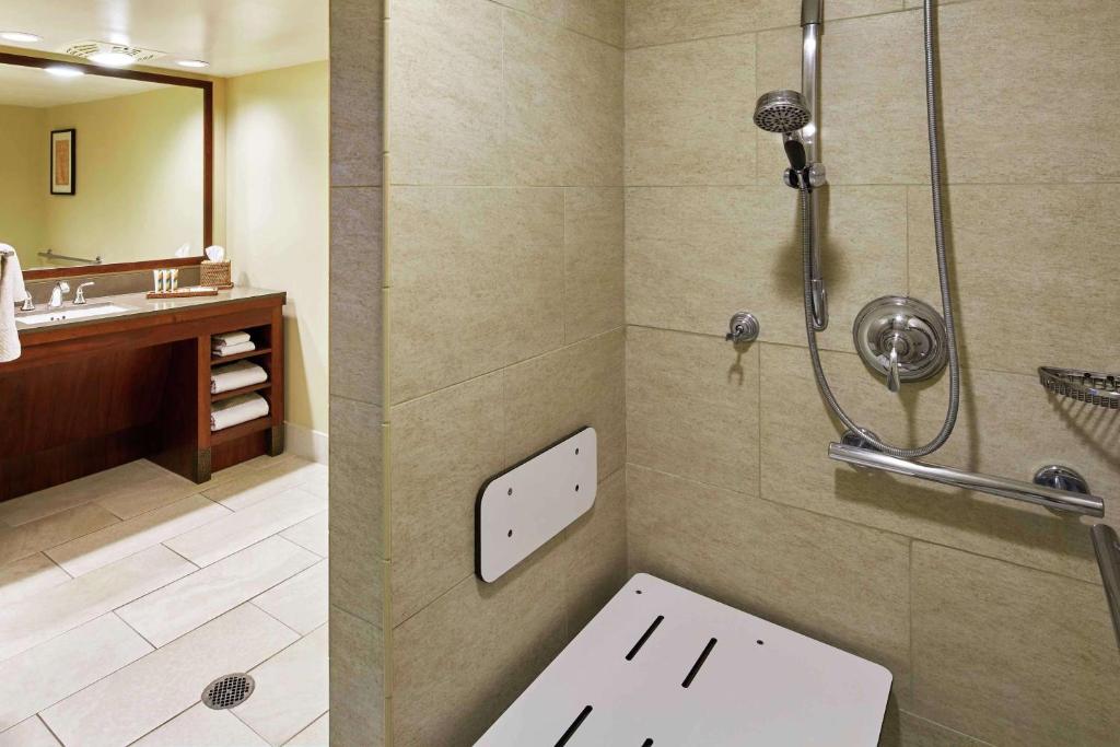 Hilton Hawaiian Village Waikiki Beach Resort - Resort View With Two Double Beds – Mobility Accessible Roll-In Shower
