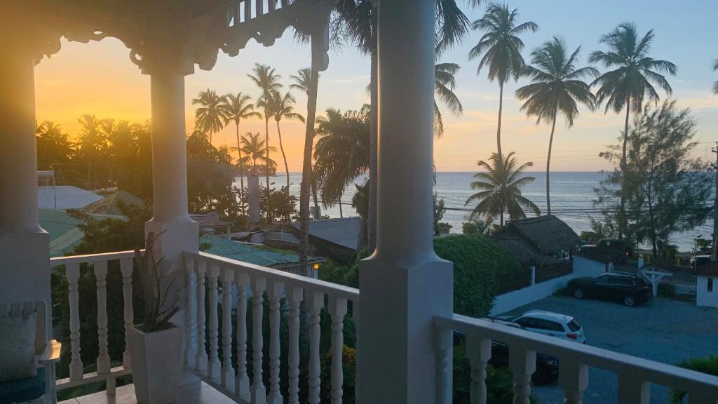 ラス・テレナスにあるBeachfront Unit with Stunning Sunsets and Starlink Internet !の家の玄関から海の景色