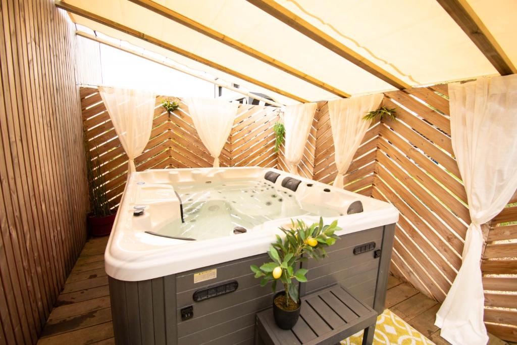 Ένα μπάνιο στο Studio les 2 fées - Brocéliande - Jacuzzi couvert