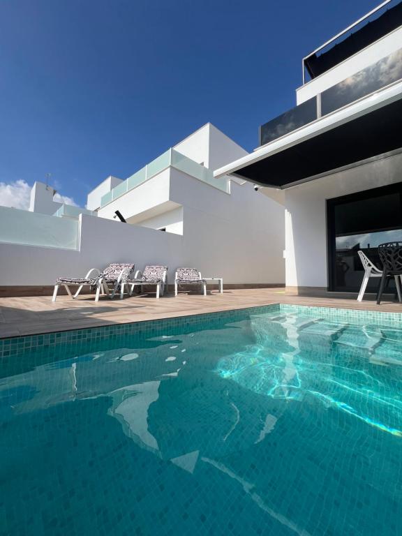 ein Swimmingpool vor einem Haus in der Unterkunft Casa Blanca y Negra in San Pedro del Pinatar