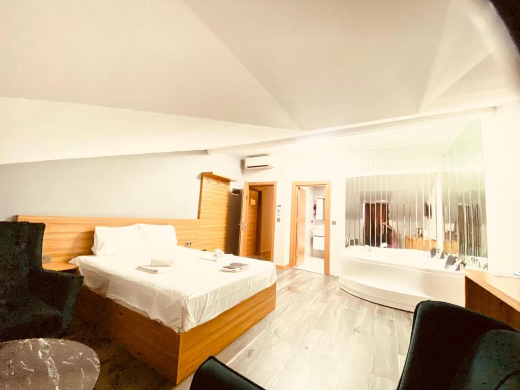 Postel nebo postele na pokoji v ubytování Waves hotel