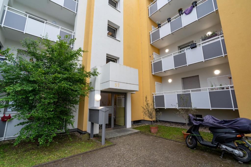 a motorcycle parked in front of an apartment building at Monteurwohnung mit Top-Anbindung - Atrium in Pfungstadt