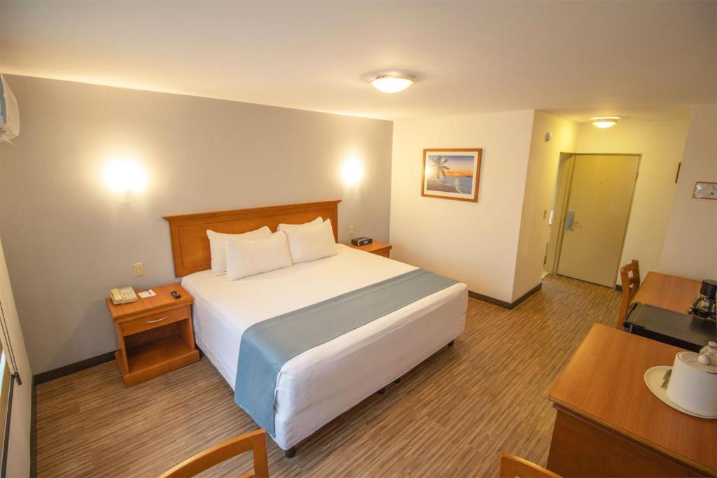 Кровать или кровати в номере Araiza Palmira Hotel y Centro de Convenciones