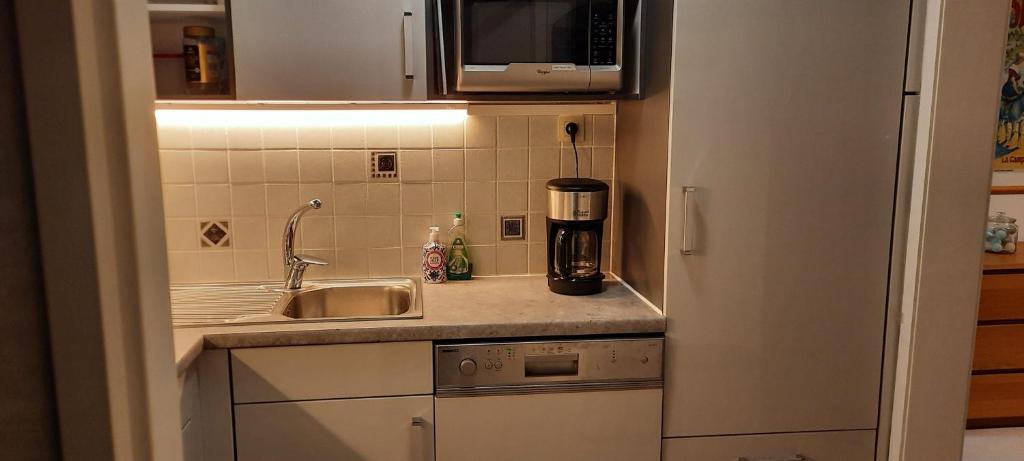 Kuchyň nebo kuchyňský kout v ubytování Cosy apartment with sea view Residentie Astrid