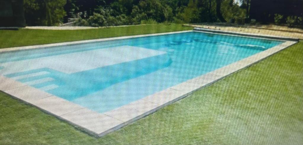 einen Blick über einen großen Pool in der Unterkunft Gîte du mas Jubilé in Mons