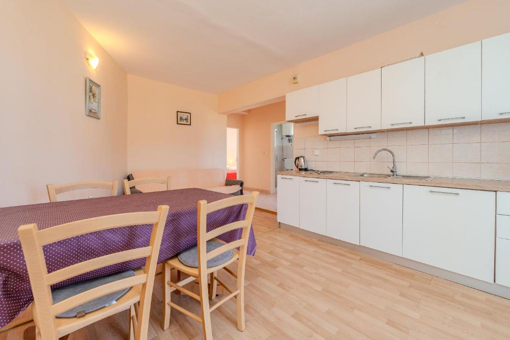 Kuchyň nebo kuchyňský kout v ubytování Apartments Mlado