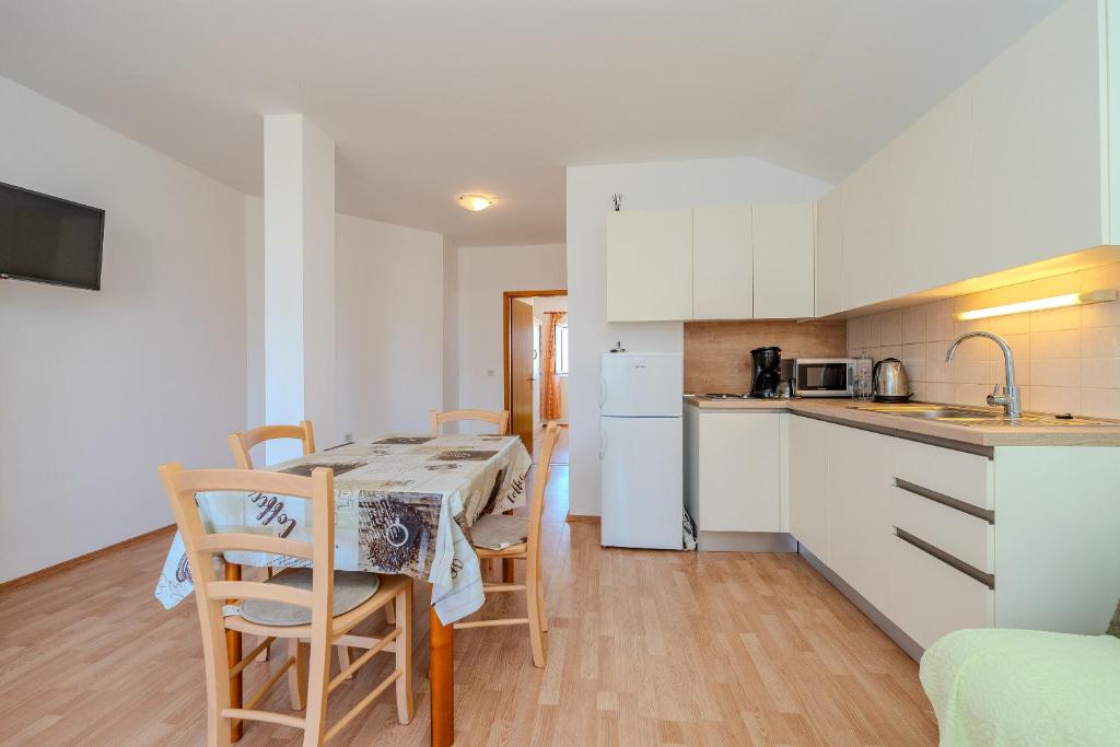 Kuchyň nebo kuchyňský kout v ubytování Apartments Mlado