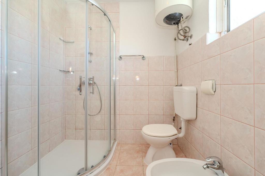 Koupelna v ubytování Apartments Mlado