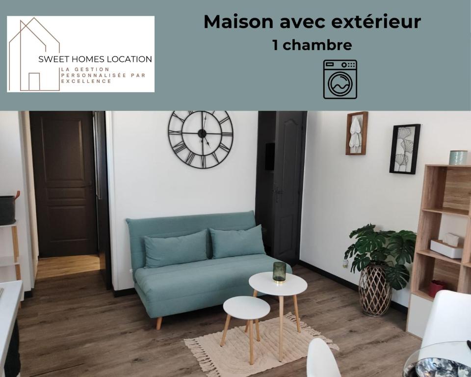 un salon avec un canapé et une table dans l'établissement M2 SWEET HOMES Angoulême I Secteur Gare SNCF I Maison 1 Chambre extérieur privé au calme - Animaux acceptés, à Angoulême