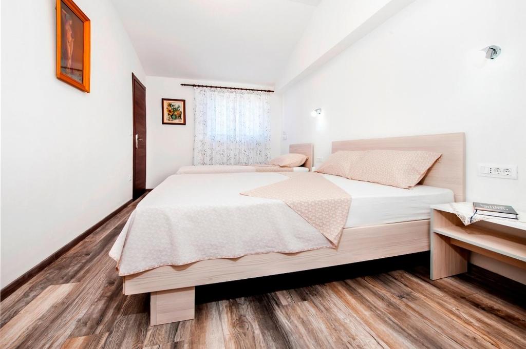 Posteľ alebo postele v izbe v ubytovaní Apartments by the sea Rovinj - 17935