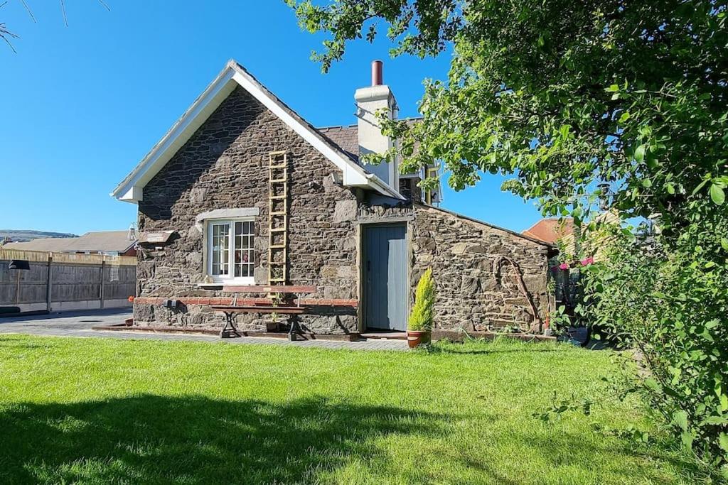 Fotografie z fotogalerie ubytování Cosy cottage with hot tub and garden v destinaci Llandudno