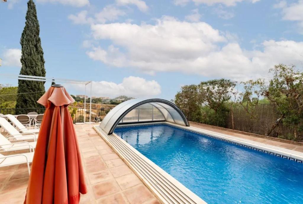 Bazén v ubytovaní Villa Vista Verde -Sea views -3 Bedrooms -Heated Pool alebo v jeho blízkosti