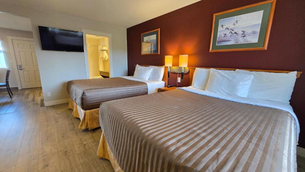 Postel nebo postele na pokoji v ubytování Sahara Courtyard Inn & Suites Osoyoos