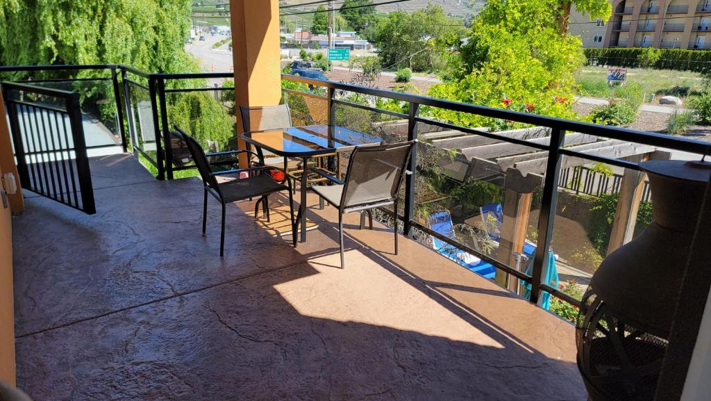 Balkón nebo terasa v ubytování Sahara Courtyard Inn & Suites Osoyoos