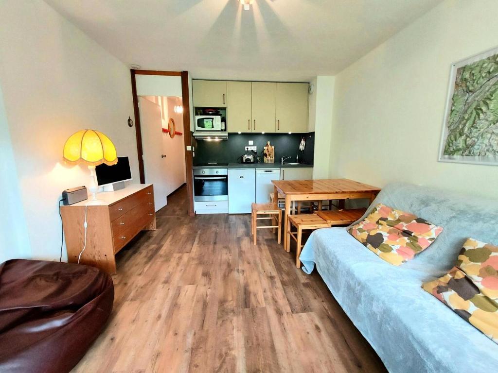 un salon avec un canapé et une table dans l'établissement Résidence La Taiga - Résidence TAIGA N°18 MAE-8541, à La Plagne Tarentaise