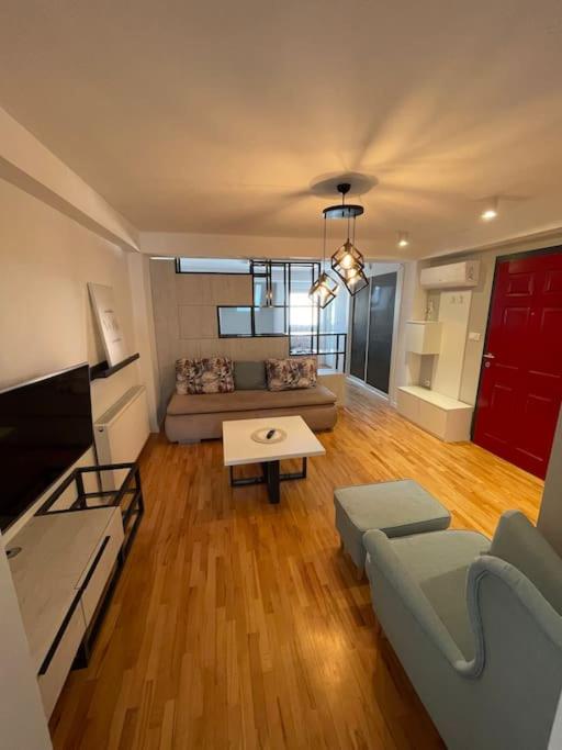 un soggiorno con un divano e un tavolo di Spring apartment a Skopje