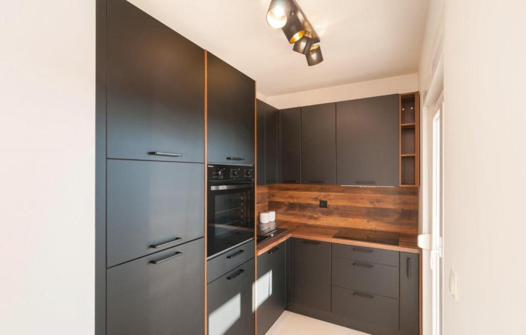 Kuchyňa alebo kuchynka v ubytovaní Apartment Tom