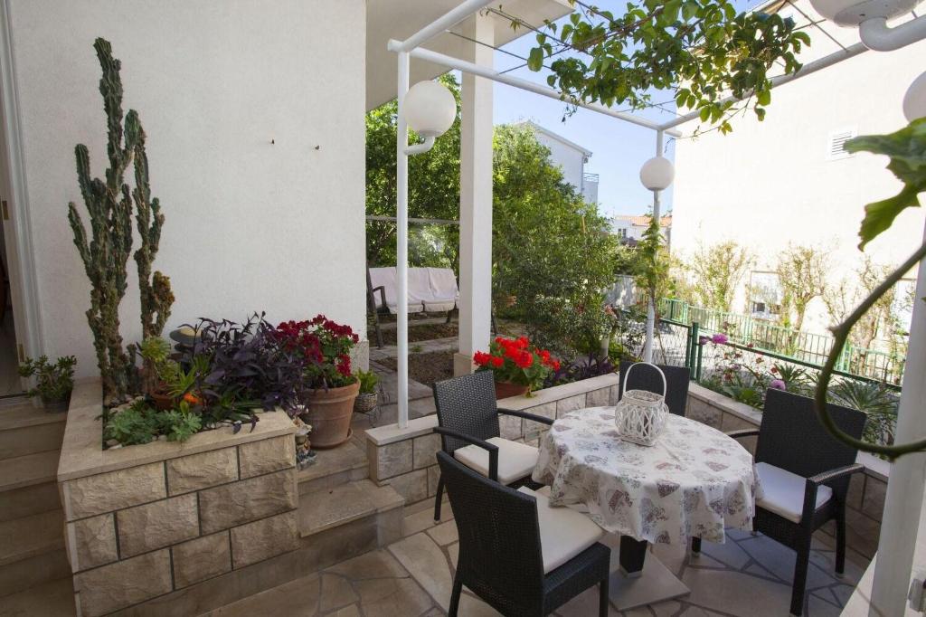 Vonkajšia záhrada v ubytovaní Apartments Palmina