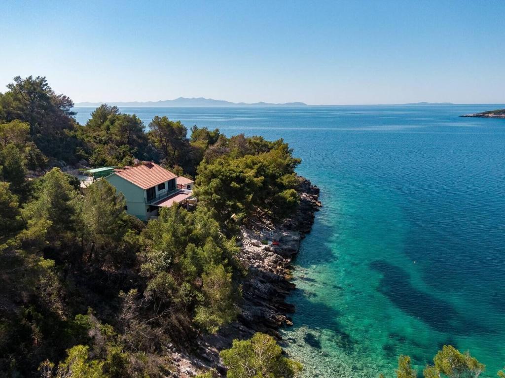 z góry widok na dom na wzgórzu nad oceanem w obiekcie House Momento w mieście Blato