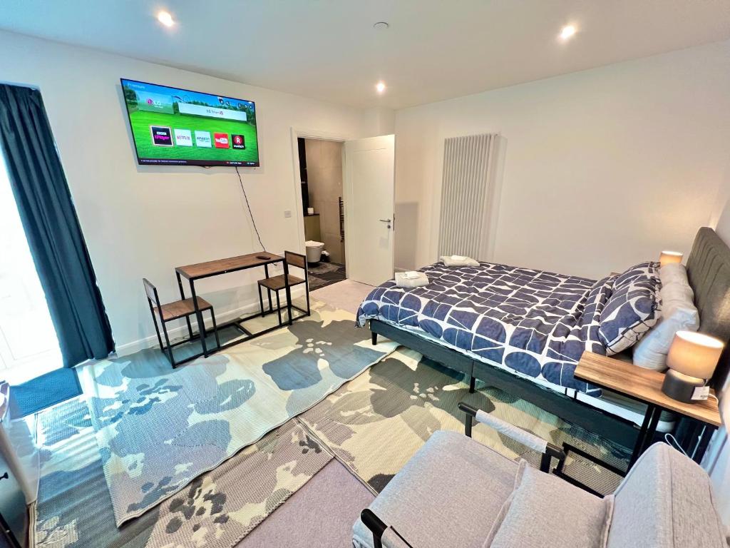 Ένα ή περισσότερα κρεβάτια σε δωμάτιο στο Lux King Studio Penthouse w private entrance