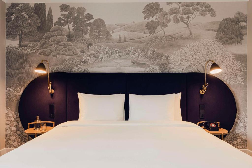 Postel nebo postele na pokoji v ubytování Flaner Hotel, WorldHotels Crafted