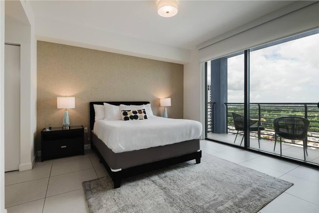 Postel nebo postele na pokoji v ubytování Wonderful Studio Apartment in Downtown Doral