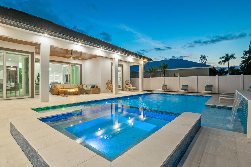 una piscina en el patio trasero de una casa en Diamond Blue Beach Home, en Bonita Springs