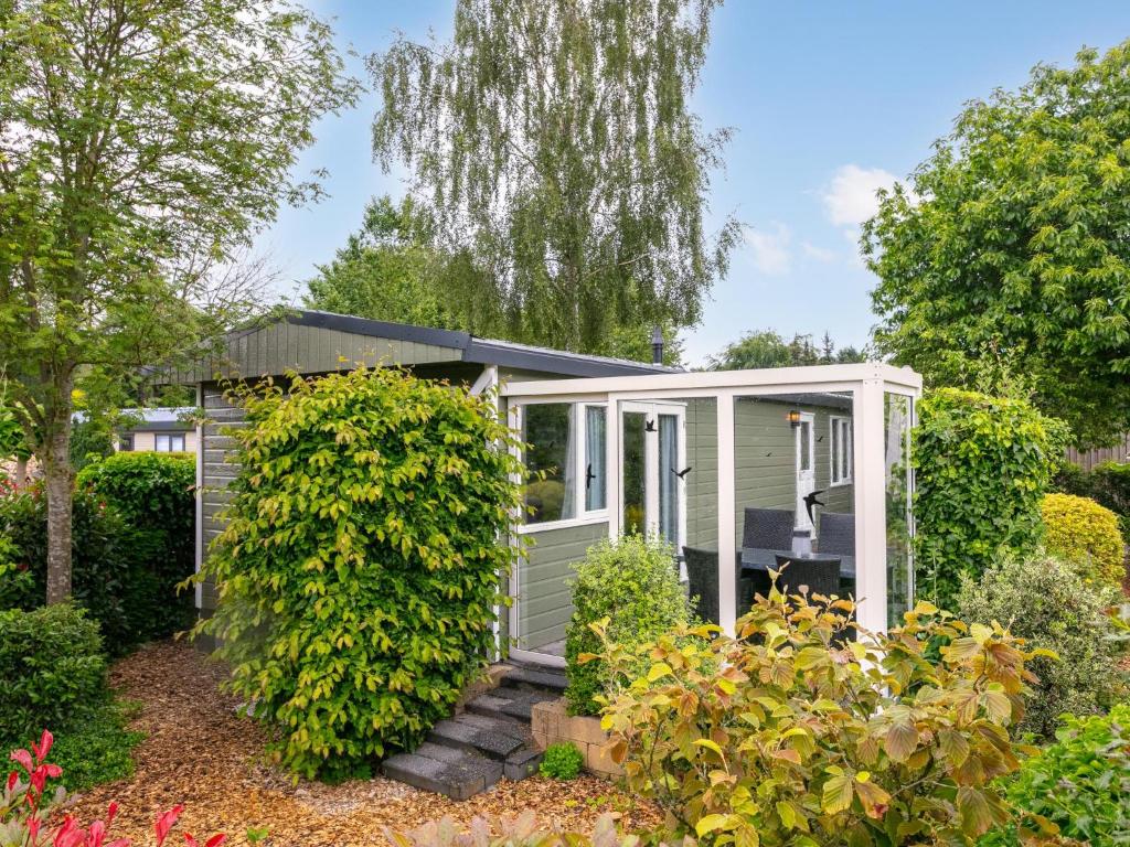 a tiny house in the garden at Vakantiehuis Haas in Hulshorst