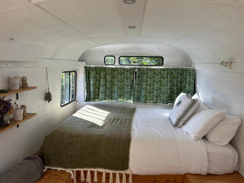 Postel nebo postele na pokoji v ubytování Raglan Tiny house escapes