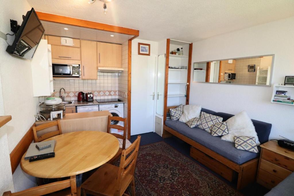 un petit salon avec une table et un canapé dans l'établissement Résidence Home Club - Studio avec vue imprenable retour ski aux pieds MAE-3914, à Tignes