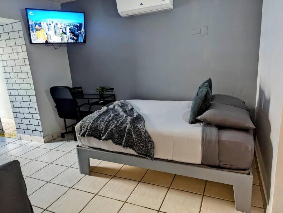 Ένα ή περισσότερα κρεβάτια σε δωμάτιο στο Close to Embassy Hotel, beach, restaurants and nightlife