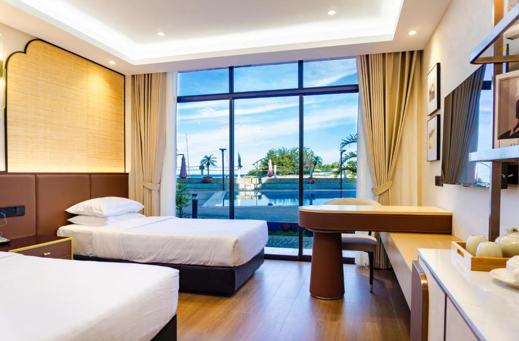 Postel nebo postele na pokoji v ubytování Kudat Golf & Marina Resort