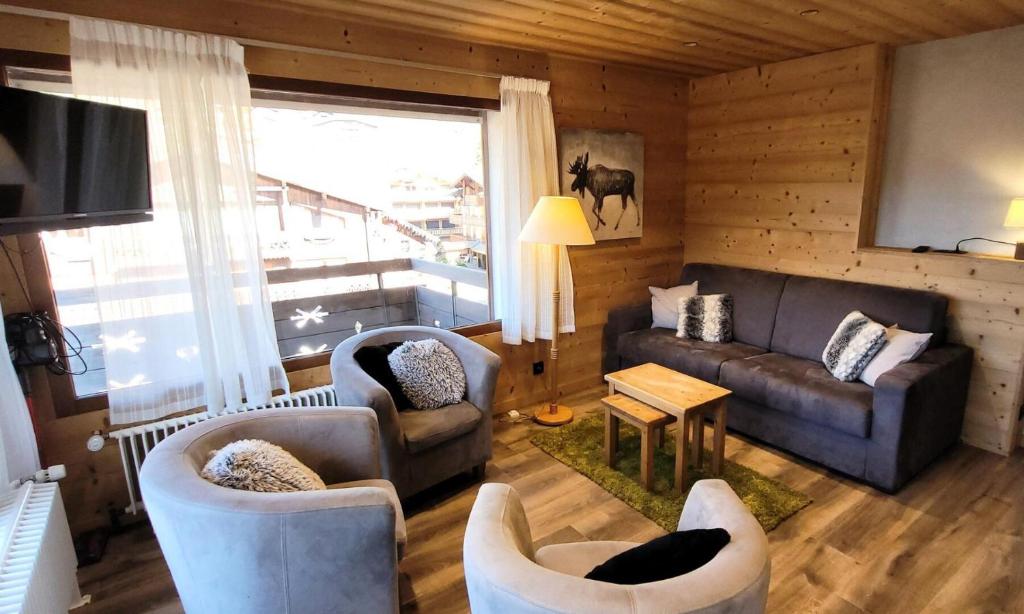 a living room with a couch and chairs and a window at Résidence Cry De Lys - Appartement entièrement rénové, au pied des pistes MAE-8441 in Les Gets
