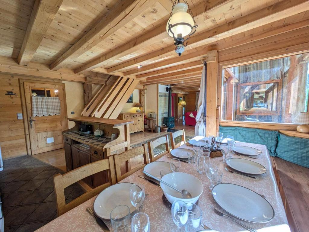- une salle à manger avec une table dans une cabine dans l'établissement Les Gets - Appartement de charme 3 chambres avec parking et WiFi - FR-1-623-360, aux Gets