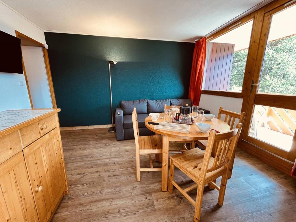 une salle à manger avec une table, des chaises et un canapé dans l'établissement Vallandry: Apt 2 pièces 34m², 4 pers, proche pistes et centre, casier à skis - FR-1-757-118, à Landry