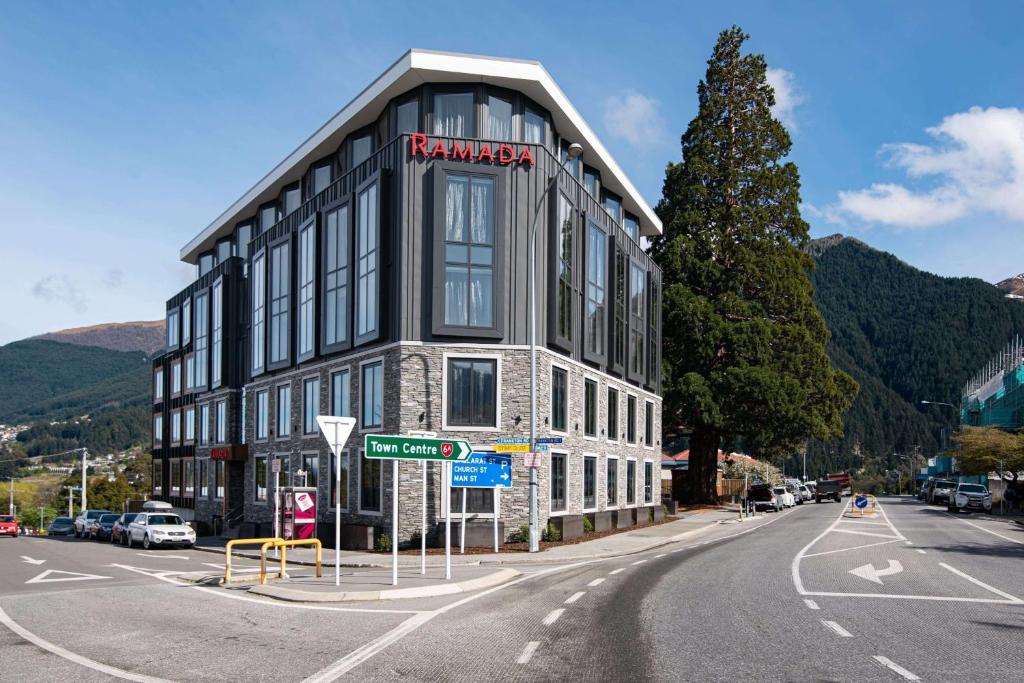 クイーンズタウンにあるRamada by Wyndham Queenstown Centralの看板の付いた白黒の建物