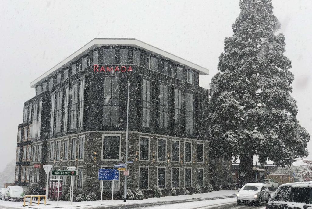 Ramada by Wyndham Queenstown Central - Resim 12