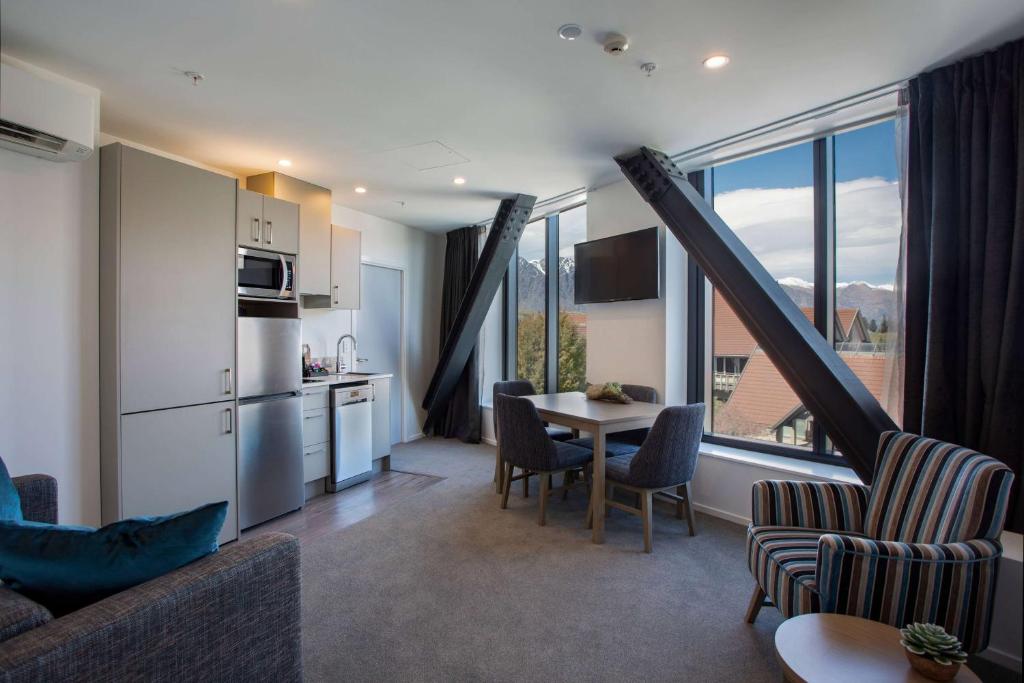 Kuchyň nebo kuchyňský kout v ubytování Ramada by Wyndham Queenstown Central