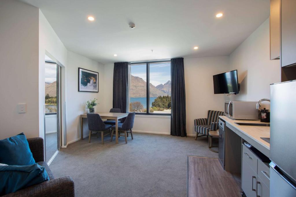 Kuchyň nebo kuchyňský kout v ubytování Ramada by Wyndham Queenstown Central