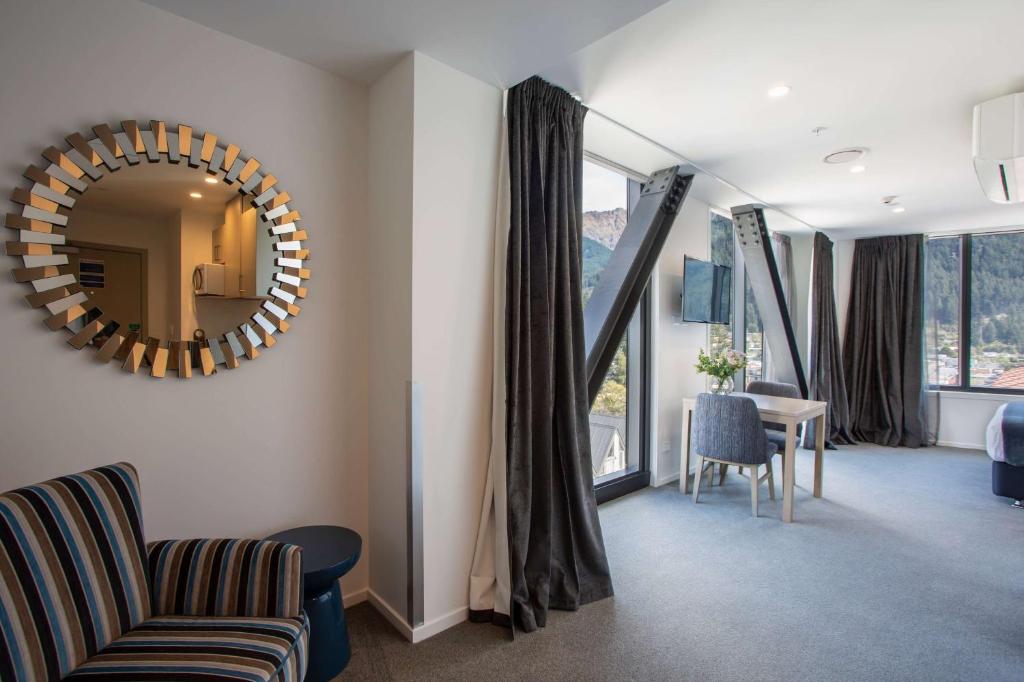 Posezení v ubytování Ramada by Wyndham Queenstown Central