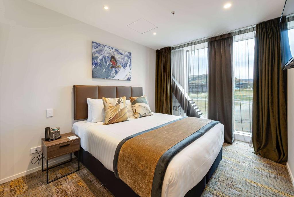 Postel nebo postele na pokoji v ubytování La Quinta by Wyndham Remarkables Park Queenstown