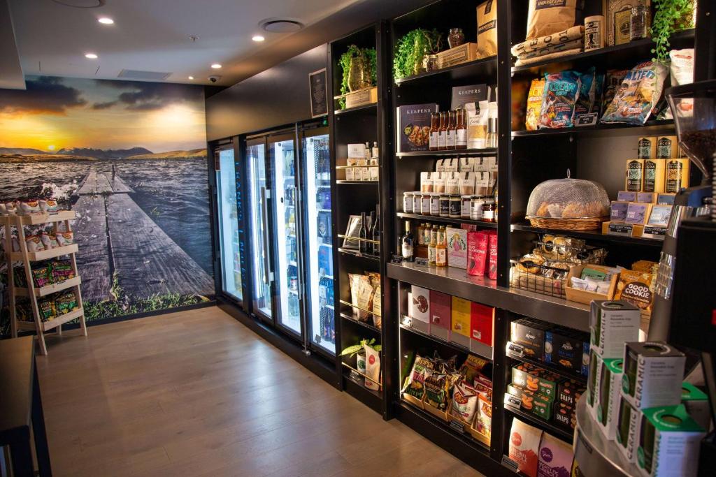 Supermarket nebo jiné obchody v  hotelu nebo okolí