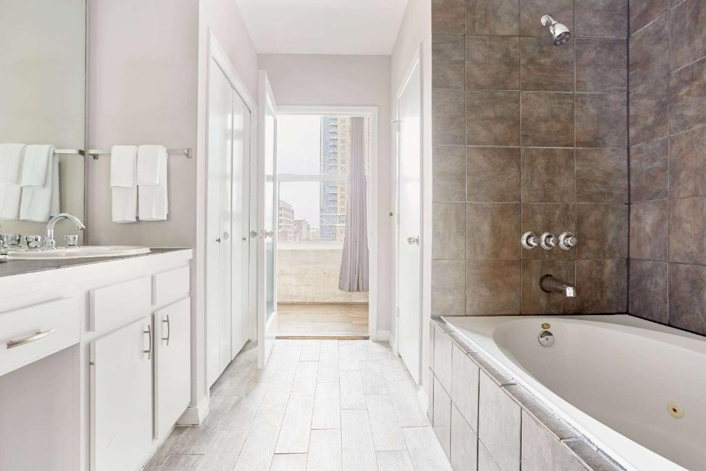 Bagno di Reside Houston Downtown, a Wyndham Residence
