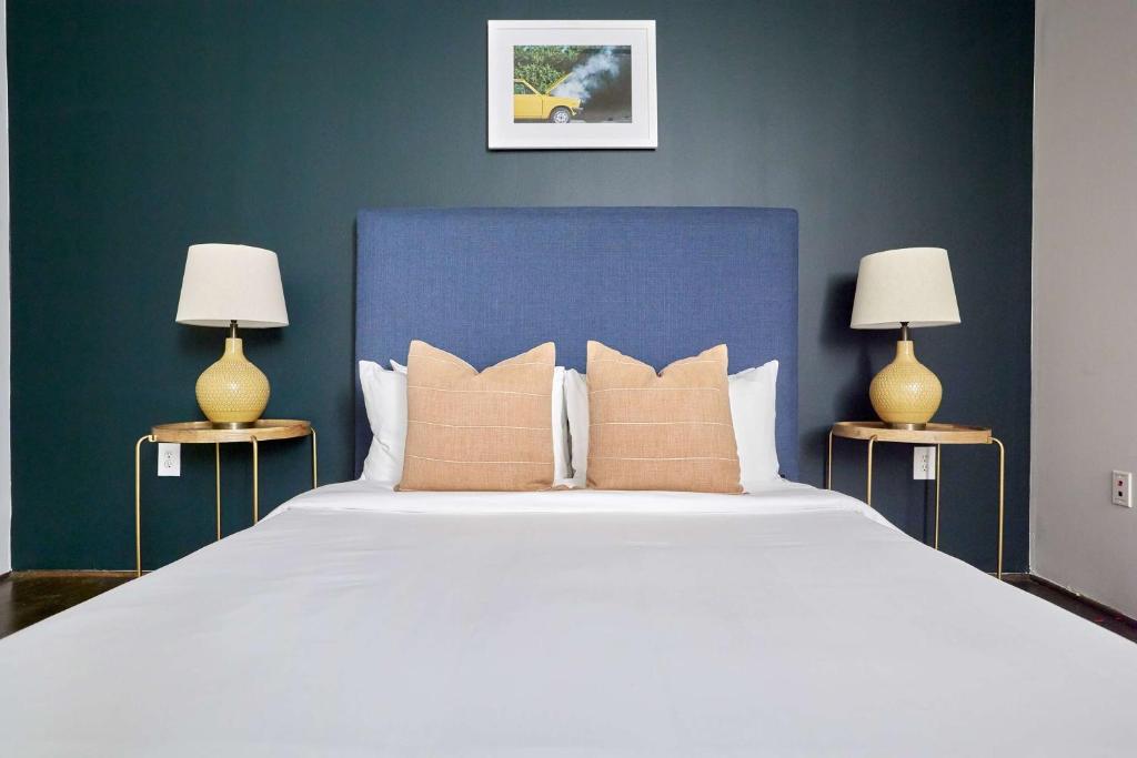 Letto o letti in una camera di Reside Houston Downtown, a Wyndham Residence